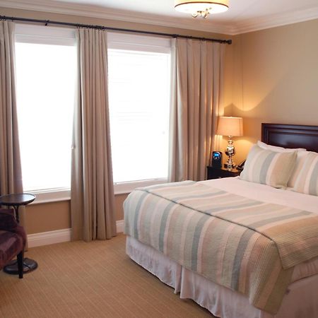 124 On Queen Hotel & Spa Niagara-on-the-Lake Екстериор снимка A bedroom at the Inn