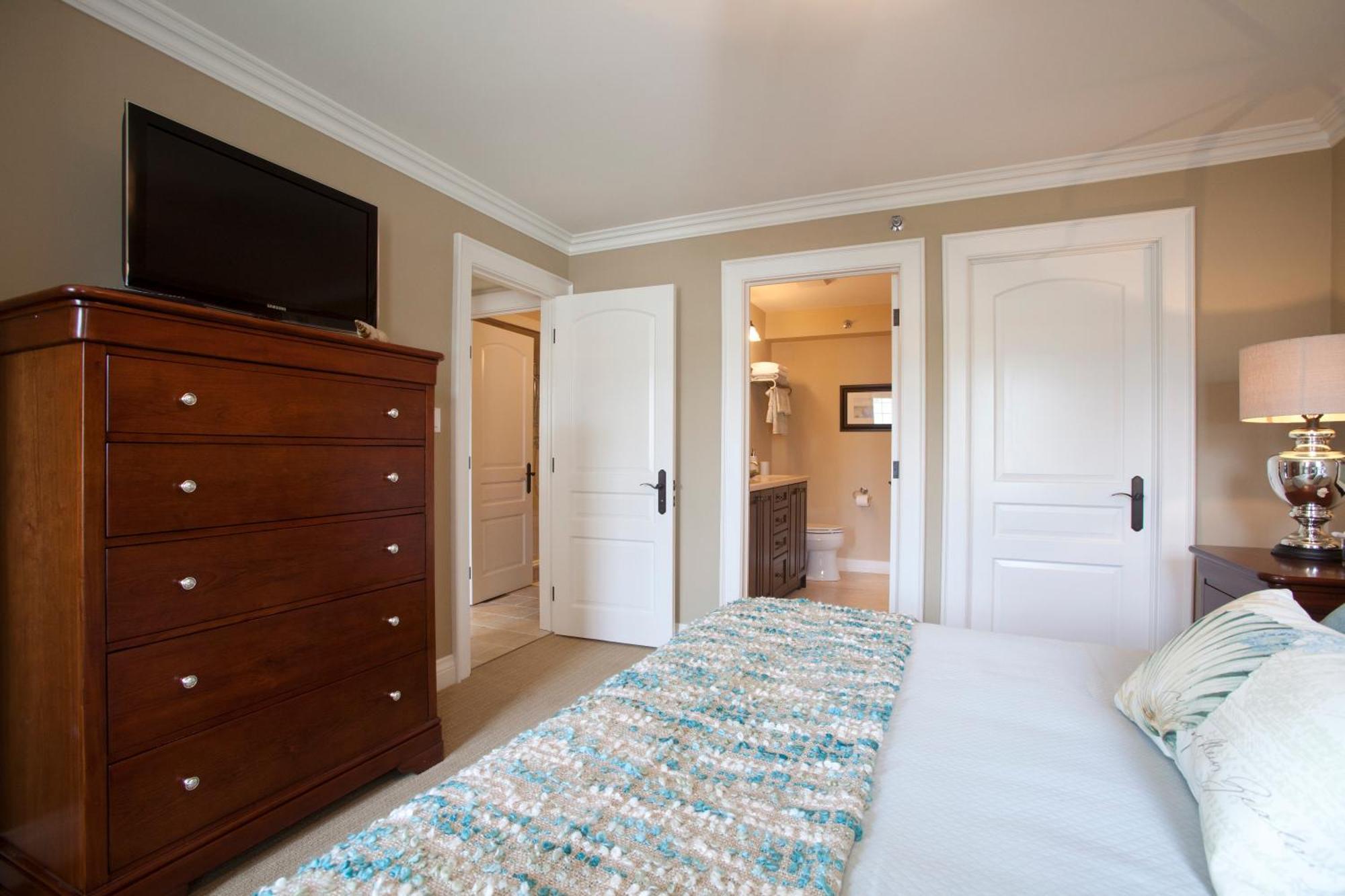 124 On Queen Hotel & Spa Niagara-on-the-Lake Екстериор снимка A bedroom with a carpet