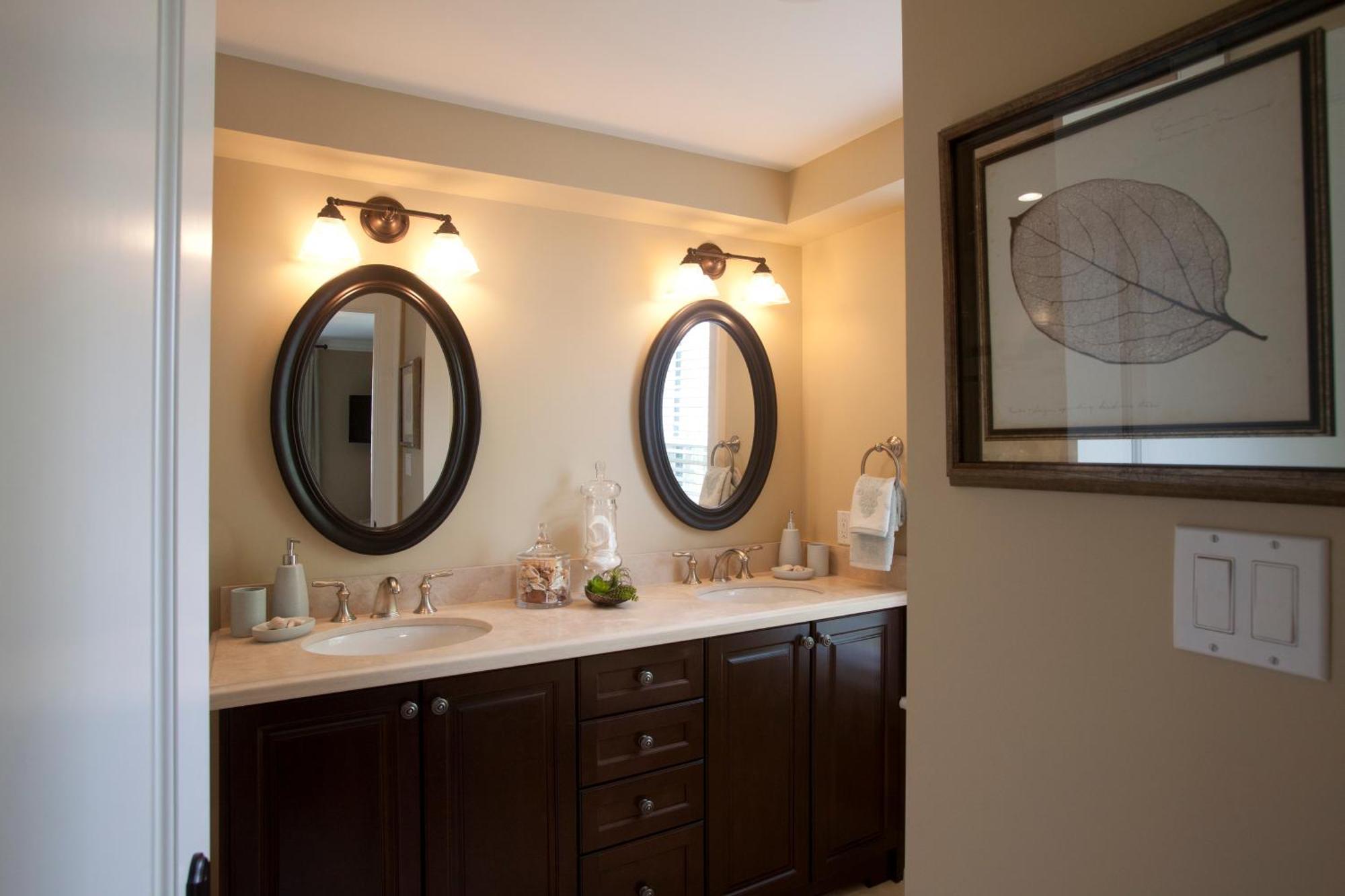 124 On Queen Hotel & Spa Niagara-on-the-Lake Екстериор снимка A bathroom vanity