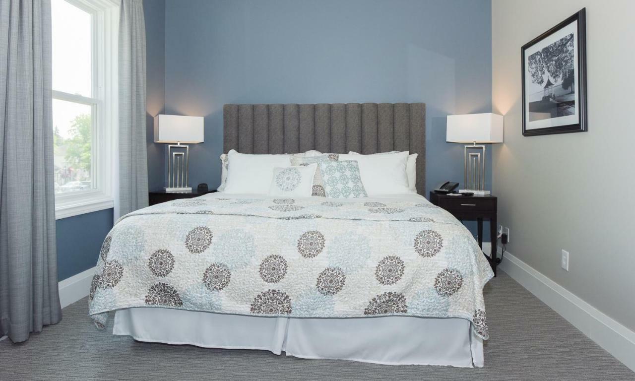 124 On Queen Hotel & Spa Niagara-on-the-Lake Екстериор снимка A bedroom at the Inn at the Opera