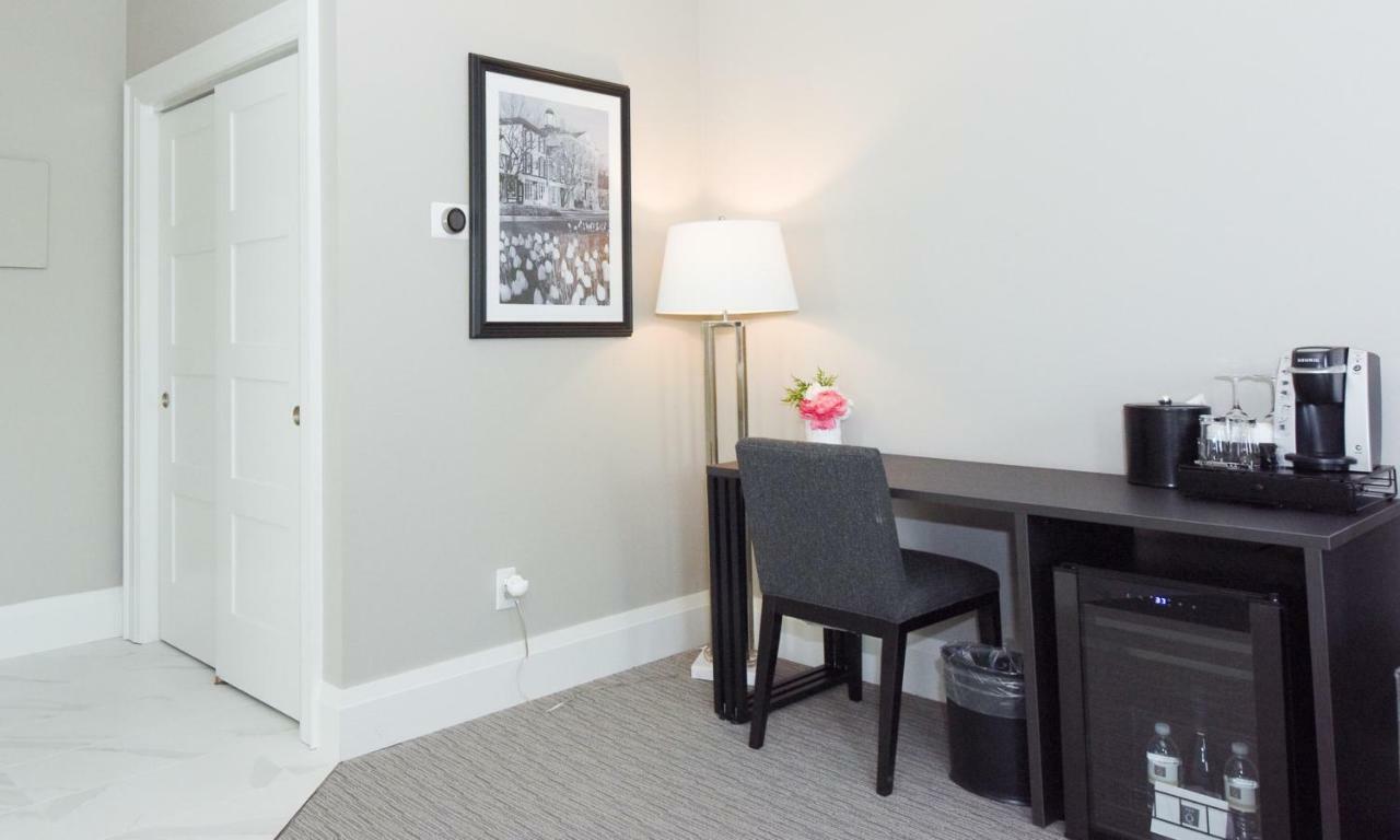 124 On Queen Hotel & Spa Niagara-on-the-Lake Екстериор снимка A smart plug in a hotel room
