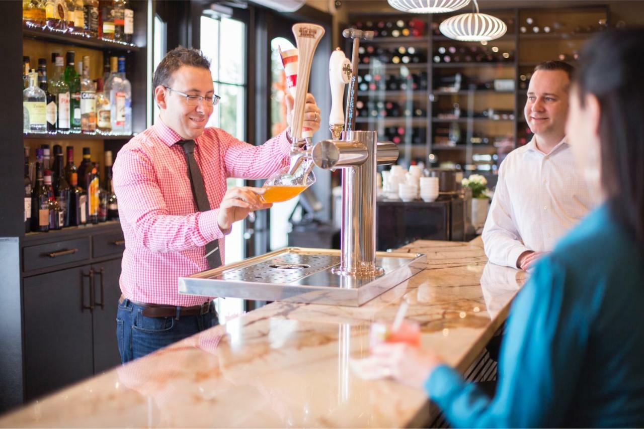 124 On Queen Hotel & Spa Niagara-on-the-Lake Екстериор снимка A bartender serving beer