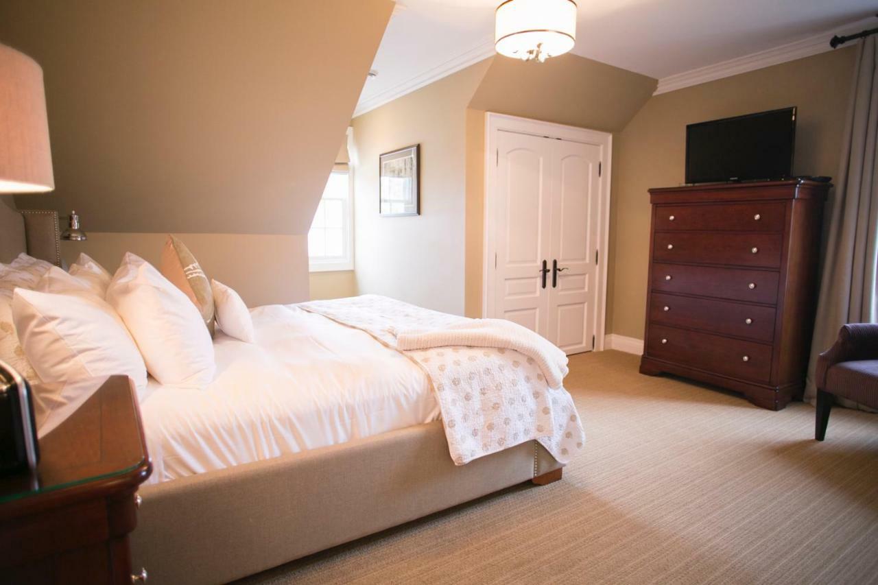 124 On Queen Hotel & Spa Niagara-on-the-Lake Екстериор снимка A bedroom at the Inn at the Opera
