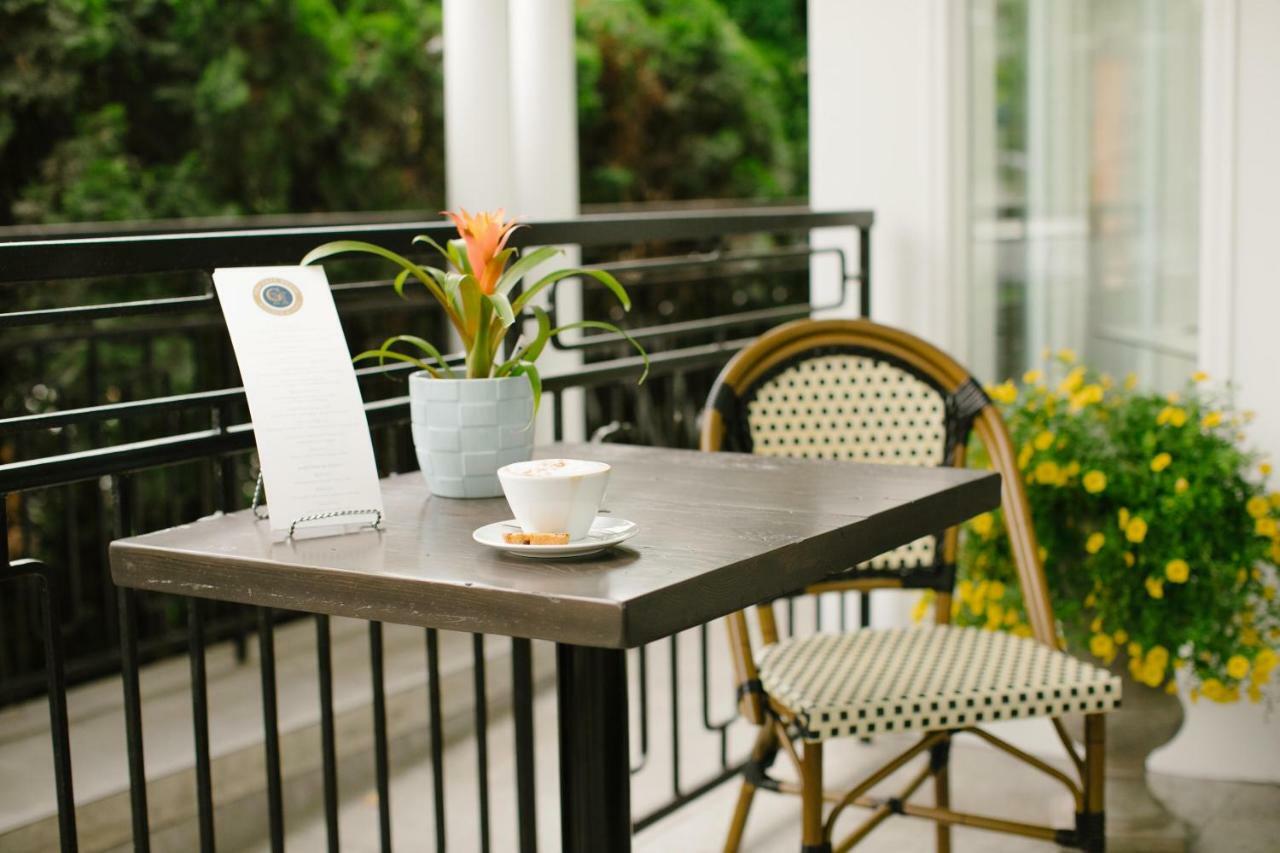 124 On Queen Hotel & Spa Niagara-on-the-Lake Екстериор снимка A bistro table and chair