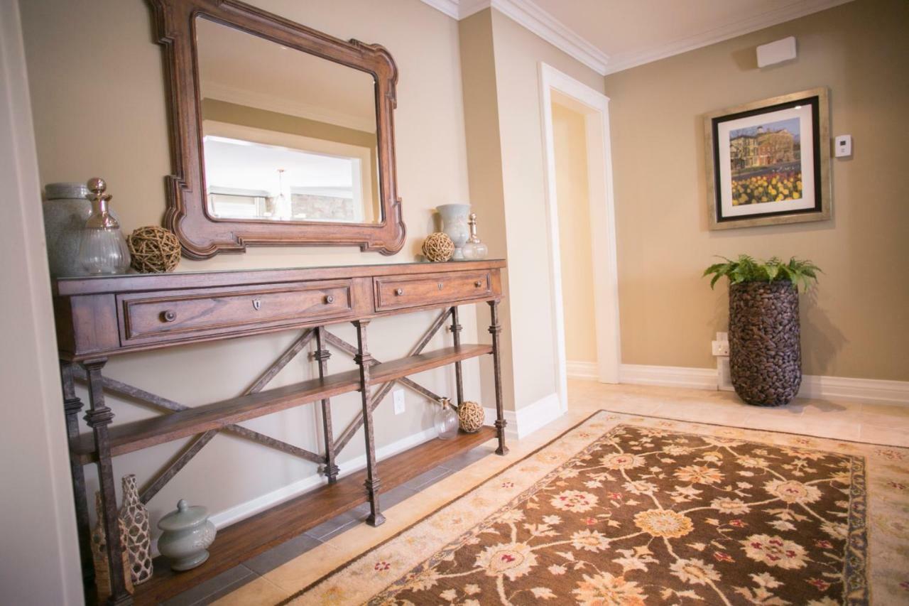 124 On Queen Hotel & Spa Niagara-on-the-Lake Екстериор снимка A console table