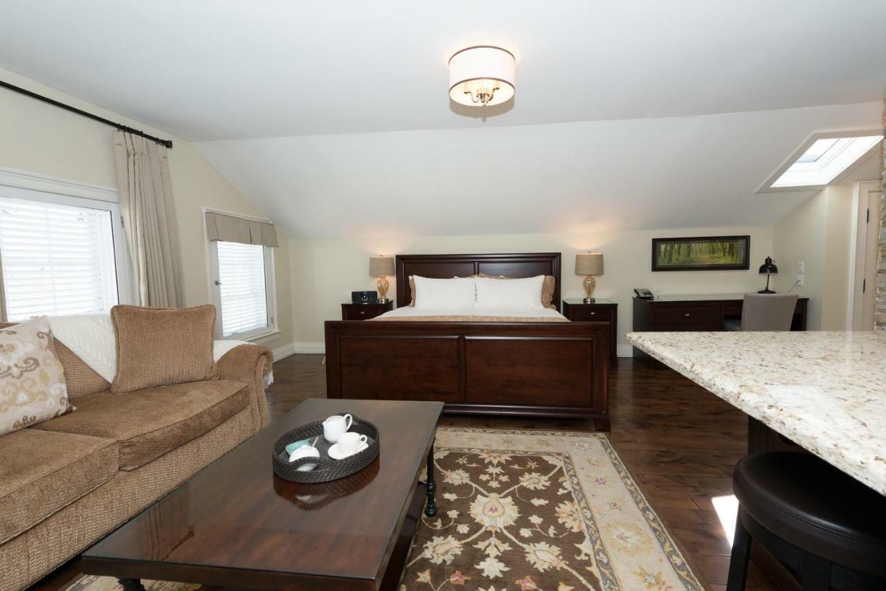124 On Queen Hotel & Spa Niagara-on-the-Lake Екстериор снимка A bedroom in a typical apartment
