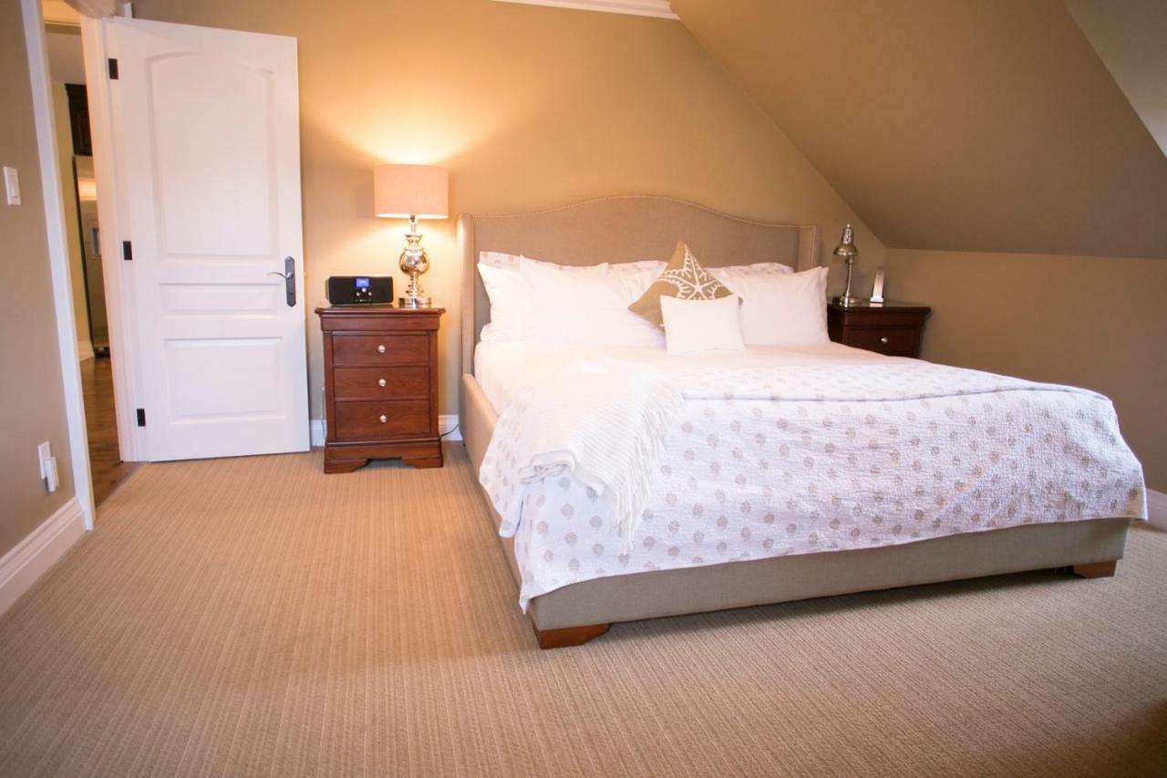 124 On Queen Hotel & Spa Niagara-on-the-Lake Екстериор снимка A bedroom at the Inn at the Opera House