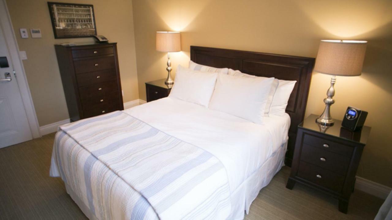 124 On Queen Hotel & Spa Niagara-on-the-Lake Екстериор снимка A bed with a duvet