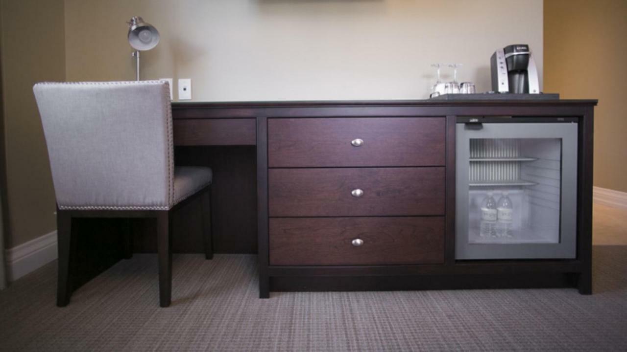 124 On Queen Hotel & Spa Niagara-on-the-Lake Екстериор снимка A mini-refrigerator in a hotel room