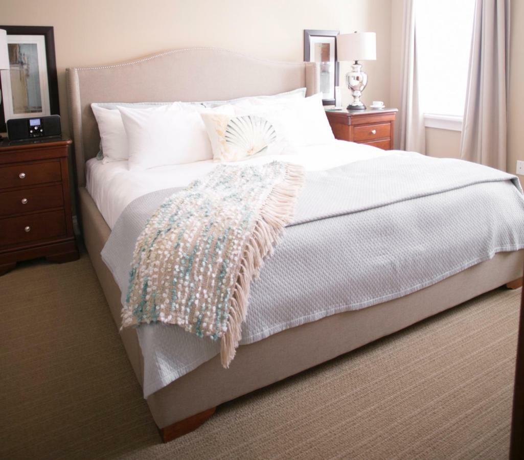 124 On Queen Hotel & Spa Niagara-on-the-Lake Екстериор снимка A bed with a throw