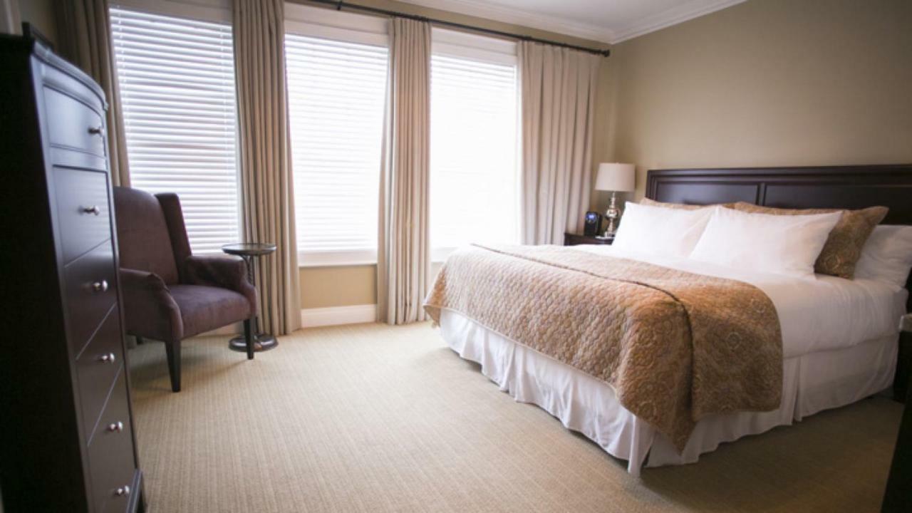 124 On Queen Hotel & Spa Niagara-on-the-Lake Екстериор снимка A bedroom at the Inn at Laurel Point