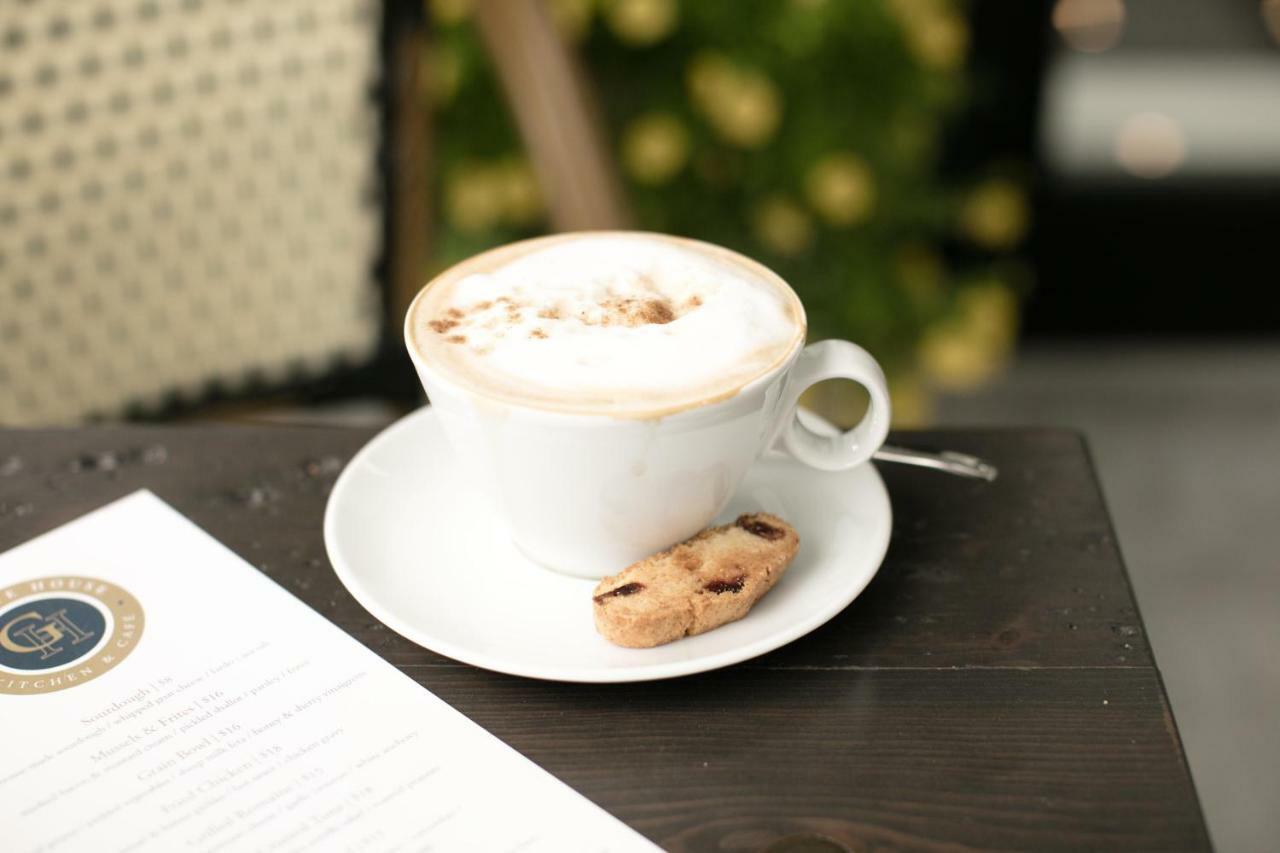 124 On Queen Hotel & Spa Niagara-on-the-Lake Екстериор снимка A cappuccino