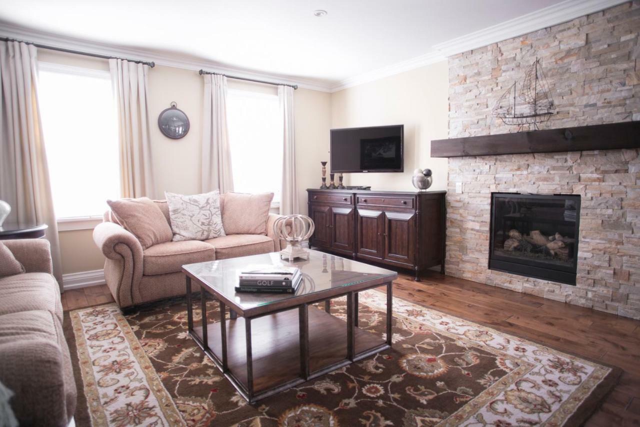 124 On Queen Hotel & Spa Niagara-on-the-Lake Екстериор снимка A living room with a fireplace
