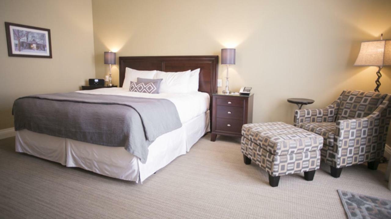 124 On Queen Hotel & Spa Niagara-on-the-Lake Екстериор снимка A guest room at the Inn at Laurel Point